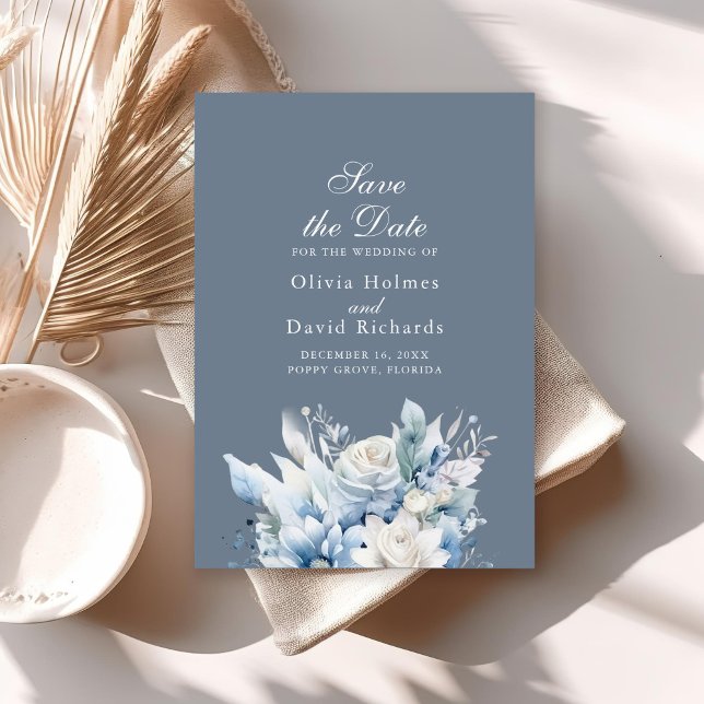 Wildfower Azul Moderno Salve o Cartão de Data (Modern Dusty Blue Wildfower Save the Date Card on a sunny neutral boho table.)