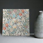 William Morris Lily Art Nouveau Padrão Floral Cer<br><div class="desc">William Morris Lily Design. William Morris era um designer de têxteis inglês, artista, escritor e socialista associado à Irmandade Pré-Raphaelita e ao Movimento de Artes e Artesanatos Britânicos. Ele fundou uma empresa de design em parceria com o artista Edward Burne-Jones, e o poeta e artista Dante Gabriel Rossetti. Este belo...</div>