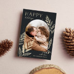 Winter Laurel | Cartão com fotos de férias felizes<br><div class="desc">Um design de cartão de feriado chic e elegante com uma fotografia vertical ou vertical do solteiro num formato de arquivo único, embelezado com folhagem botânica finamente detalhada. "Felizes feriados" aparece no canto superior esquerdo, com o nome da sua família no canto inferior direito. Uma escolha refinada inspirada na natureza...</div>