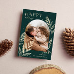 Winter Laurel | Cartão com fotos de férias felizes<br><div class="desc">Um design de cartão de feriado chic e elegante com uma fotografia vertical ou vertical do solteiro num formato de arquivo único, embelezado com folhagem botânica finamente detalhada. "Felizes feriados" aparece no canto superior esquerdo, com o nome da sua família no canto inferior direito. Uma escolha refinada inspirada na natureza...</div>