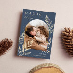 Winter Laurel | Cartão com fotos de férias felizes<br><div class="desc">Um design de cartão de feriado chic e elegante com uma fotografia vertical ou vertical do solteiro num formato de arquivo único, embelezado com folhagem botânica finamente detalhada. "Felizes feriados" aparece no canto superior esquerdo, com o nome da sua família no canto inferior direito. Uma escolha refinada inspirada na natureza...</div>