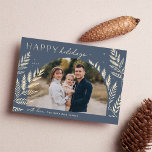 Winter Laurel | Cartão com fotos de férias felizes<br><div class="desc">Um design de cartão de feriado chic e elegante com uma fotografia horizontal ou orientada a solteiro num formato de arquivo único, embelezado com folhagem botânica finamente detalhada. "Felizes feriados" aparece no canto superior esquerdo, com o nome da sua família na parte inferior. Uma escolha refinada inspirada na natureza para...</div>