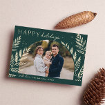 Winter Laurel | Cartão com fotos de férias felizes<br><div class="desc">Um design de cartão de feriado chic e elegante com uma fotografia horizontal ou orientada a solteiro num formato de arquivo único, embelezado com folhagem botânica finamente detalhada. "Felizes feriados" aparece no canto superior esquerdo, com o nome da sua família na parte inferior. Uma escolha refinada inspirada na natureza para...</div>
