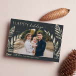 Winter Laurel | Cartão com fotos de férias felizes<br><div class="desc">Um design de cartão de feriado chic e elegante com uma fotografia horizontal ou orientada a solteiro num formato de arquivo único, embelezado com folhagem botânica finamente detalhada. "Felizes feriados" aparece no canto superior esquerdo, com o nome da sua família na parte inferior. Uma escolha refinada inspirada na natureza para...</div>