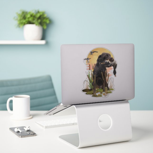 Wirehaired Pointer alemão caçando um adesivo de pa (Laptop na mesa)