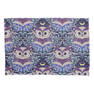 Wise Owls Sob o céu iluminado na floresta