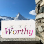 Worthy é a Páscoa de Lamb Christian Art Farmhouse<br><div class="desc">Decorem a vossa casa ou deem como presente este Trabalho de arte cristão impressionante. "Worthy is the Lamb" escrito em tipografia elegante negra é uma referência a Jesus Cristo que morreu na cruz. O que vale é a fotografia de um escaravelho roxo. Flores me fazem sorrir. Adoro tirar fotografias nas...</div>