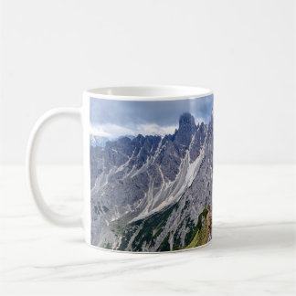 Xícara de café com as Dolomites
