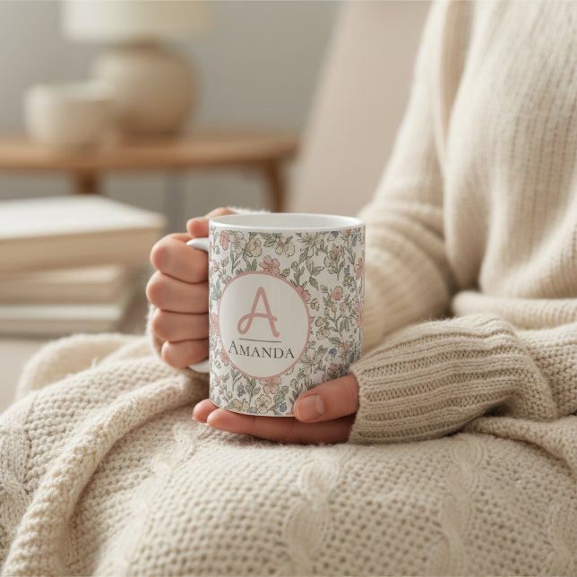 Xícara de Café com Nome Inicial de Flor Pastel Vin (Vintage Pastel Flower Initial Name Coffee Cup)