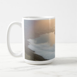 Xícara de café com ondas de praia costeira bonita