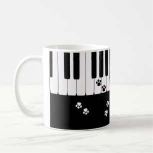 Xícara de café com teclas de piano e patas de gato