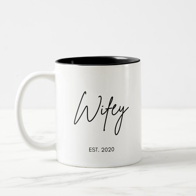 Xícara De Café Wifey, Xícara De Café Wifey Persona (Esquerda)