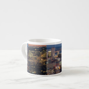 Xícara De Espresso A construção de Boston com luz arrasta na estrad