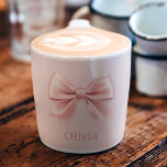 Xícara De Espresso Arco e nome legíveis cor-de-rosa pastel personaliz<br><div class="desc">Salve seu espresso favorito em estilo com esta elegante caneca espresso rosa-pastel, com um delicado design de arco e seu nome personalizado. Perfeito por adicionar um toque de sofisticação à sua rotina matinal, esta caneca personalizada combina beleza com funcionalidade. Seja para si mesmo ou como presente pensativo, essa caneca é...</div>