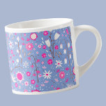 Xícara De Espresso Bonito Azul Botânico Flor Floral<br><div class="desc">Um padrão de flores silvestres botânicas,  cor-de-rosa e branco,  moderno e espalhado sobre um fundo azul-piscadela para uma sensação de verão fresca e brisa. Perfeito para um presente para obrigado de suas pessoas especiais.</div>