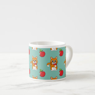 Xícara De Espresso Branca De Gato Branco, Comendo Maçã Vermelha