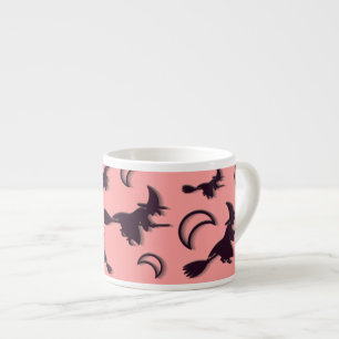 Xícara De Espresso Bruxa voadora entre meia lua na noite de Halloween