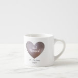 Xícara De Espresso Casamento de pérolas e recens casados roxos<br><div class="desc">pérola de "Recem casados" e coração roxo personalizaram noiva e copo de noiva. Um doce presente personalizado para os recém-casados. Os nomes e a data do casamento podem ser alterados como desejado. Portas copos iguais também estão disponíveis nesta bela e moderna design.</div>