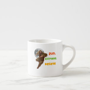 Xícara De Espresso Correndo Aventura Sasquatch Acredite Design