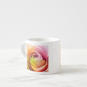 Xícara De Espresso Feche acima das pétalas cor-de-rosa coloridas