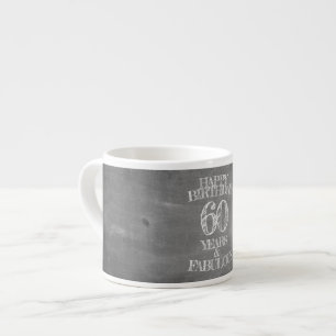 Xícara De Espresso Feliz Aniversário - 60 Anos & Fabuloso em chalkboa