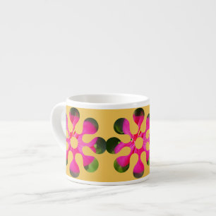 Xícara De Espresso Flor estrangeira no copo amarelo do cappuccino do