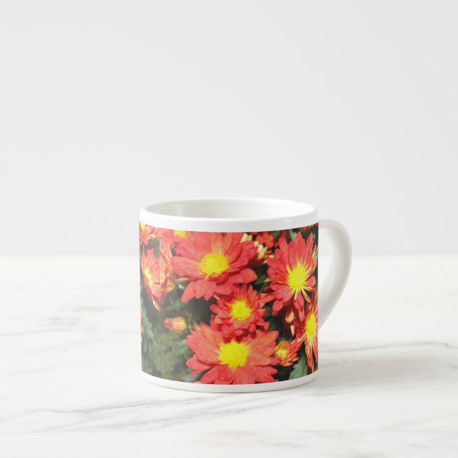 Xícara De Espresso Flores de margarida cor laranja. Chrysanthemum. (Frente Esquerda)