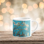 Xícara De Espresso Florestante de Amêndoa Vincent van Gogh<br><div class="desc">Uma caneca espresso de arte com Vincent van Gogh,  Almond Blossoms (1890),  uma pintura a óleo do período impressionista postado. Uma de suas pinturas mais conhecidas. Lindos ramos de árvore com flores de primavera contra um céu azul vívido.</div>