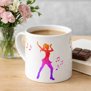 Xícara De Espresso Garota Dançando com Notas Musicais – K-Pop Legal