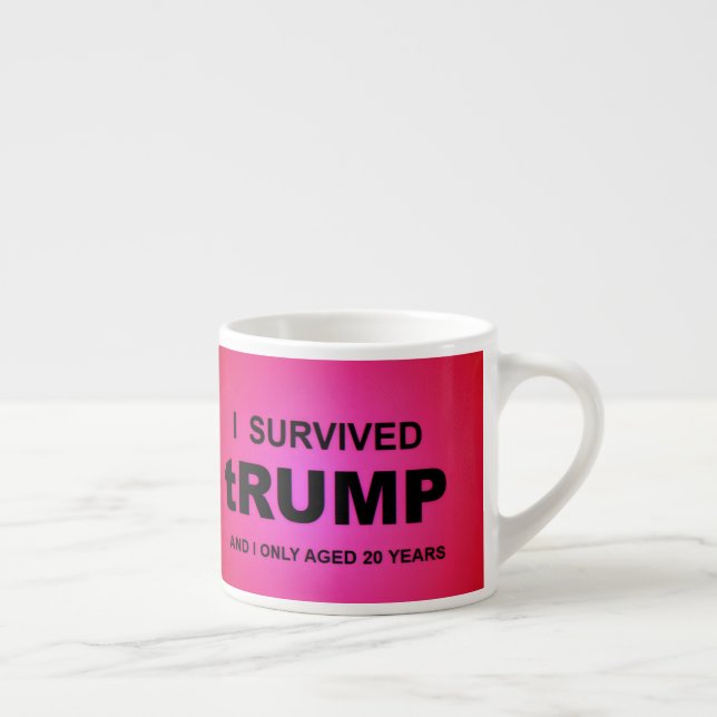 Xícara De Espresso I Survived tRUMP (Direita)