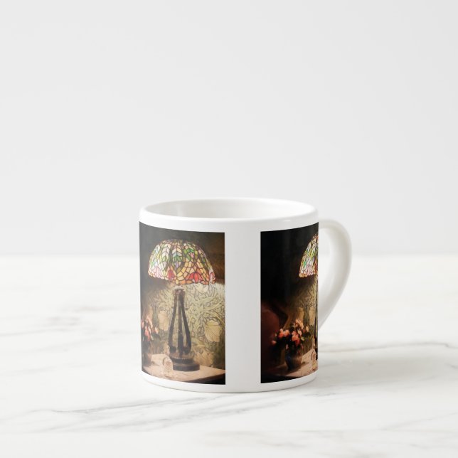 Xícara De Espresso Lâmpada de Vidro e Vaso de Flores (Frente Esquerda)