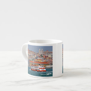 Xícara De Espresso Linha do horizonte de Lisboa com o velho ferry no