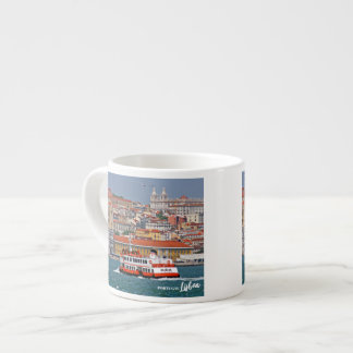 Xícara De Espresso Linha do horizonte de Lisboa com o velho ferry no 