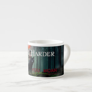 Xícara De Espresso Mordida de homem musculoso sem camisa do SlipperyJ