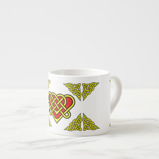 Xícara De Espresso Nó de coração entrelaçado celta/Gadhlig, dourado
