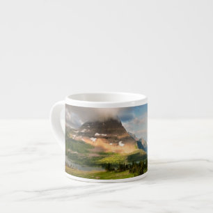 Xícara De Espresso Nuvens que varrem através das montanhas