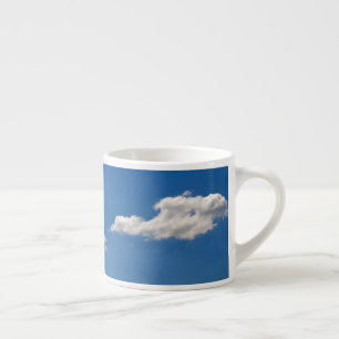 Xícara De Espresso O céu é azul e as nuvens brancas estão passando
