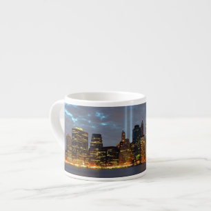 Xícara De Espresso Opinião da skyline da cidade na noite