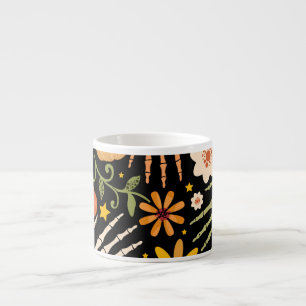 Xícara De Espresso Ossos de Halloween, padrão floral uniforme.
