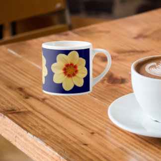 Xícara De Espresso Padrão Floral Amarelo Dahlia no Azul