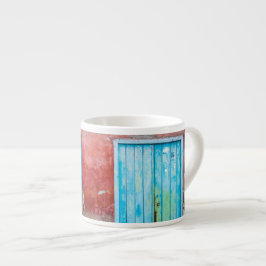 Xícara De Espresso Parede vermelha, azul e cinza, porta e janela