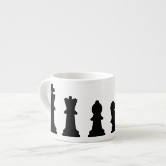 Xícara De Espresso Partes de xadrez pretas no branco