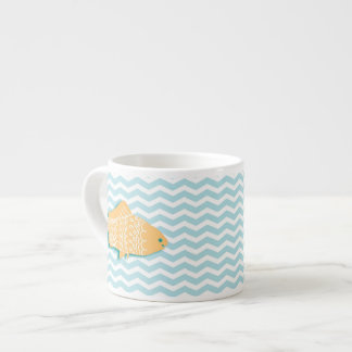 Xícara De Espresso Peixe dourado na viga do azul do aqua