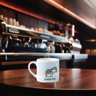 Xícara De Espresso Pequeno pinguim pegando uma bola de neve
