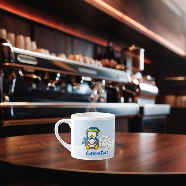Xícara De Espresso Pequeno pinguim sentado com bolas de neve (Criador carregado)