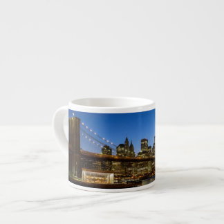 Xícara De Espresso Ponte de Manhattan e de Brooklyn no crepúsculo