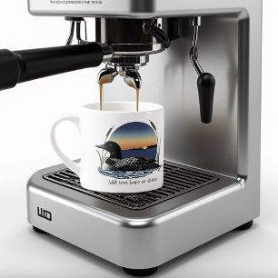 Xícara De Espresso Pôr do sol sereno do mergulhão comum no lago azul