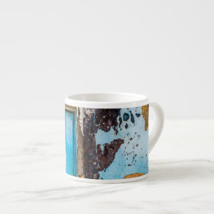 Xícara De Espresso Porta e parede azuis