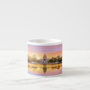 Xícara De Espresso Reflexo do pôr do sol no edifício do Capitólio dos