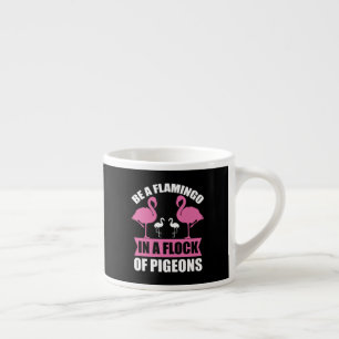 Xícara De Espresso Seja um Flamingo em um Bando de Pombos